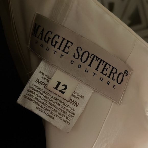 MAGGIE SOTTERO AMAZING WHITE SILKY SMOOTH WITH LACE & TRAIN WEDDING DRESS GOWN - Picture 14 of 16